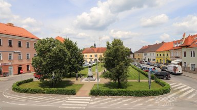 Pronájem pěkného bytu 2+kk+terasa, 67 m2 v centru Neveklova, okres Benešov.