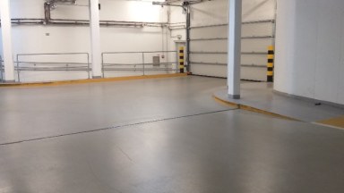 Pronájem garážového stání a přiléhajícího sklepa v rezidenčním projektu Zahrady Rokytka, ul. Modrého